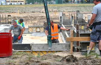 Trwa modernizacja Stadion Miejskiego w Sławie. Postępom prac przyglądał sięburmistrz Sadrakuła