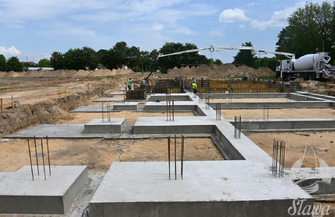 Trwa modernizacja Stadion Miejskiego w Sławie. Postępom prac przyglądał sięburmistrz Sadrakuła