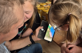 Grupy wychowawcze miały okazję poznać tajniki pszczelarstwa. SOSW we Wschowie odwiedził Arkadiusz Rutkowski