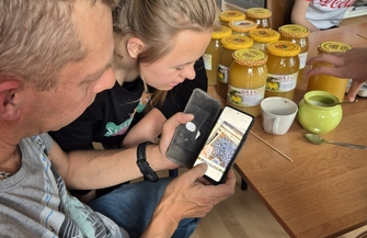 Grupy wychowawcze miały okazję poznać tajniki pszczelarstwa. SOSW we Wschowie odwiedził Arkadiusz Rutkowski