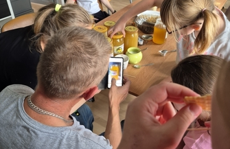 Grupy wychowawcze miały okazję poznać tajniki pszczelarstwa. SOSW we Wschowie odwiedził Arkadiusz Rutkowski