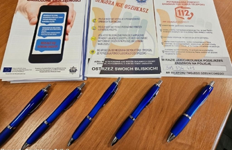 Seniorzy kontra cyberzagrożenia. Policja ostrzega przed oszustami
