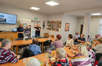 Seniorzy kontra cyberzagrożenia. Policja ostrzega przed oszustami