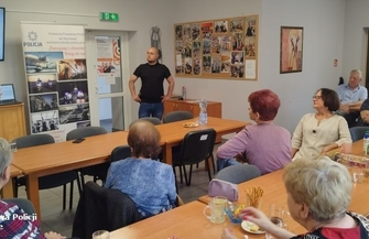 Seniorzy kontra cyberzagrożenia. Policja ostrzega przed oszustami