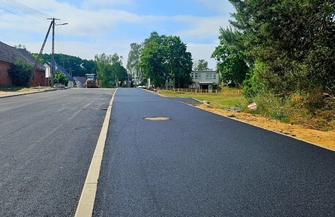 Lgiń. Droga powiatowa zyskuje nową nawierzchnię i oświetlenie hybrydowe