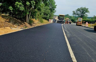 Lgiń. Droga powiatowa zyskuje nową nawierzchnię i oświetlenie hybrydowe