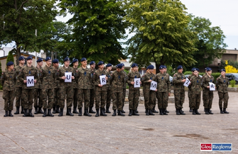 Uczniowie Staszica oddali hołd zmarłemu żołnierzowi Mateuszowi Sitkowi. Murem za polskim mundurem