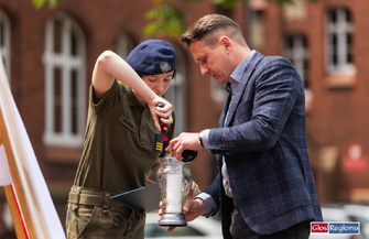 Uczniowie Staszica oddali hołd zmarłemu żołnierzowi Mateuszowi Sitkowi. Murem za polskim mundurem