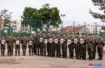 Uczniowie Staszica oddali hołd zmarłemu żołnierzowi Mateuszowi Sitkowi. Murem za polskim mundurem