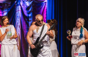 Nauczyciele SP1 w roli greckich bogów. Mitologiczny Galimatias zachwycił widzów VIDEO