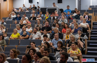 Uczniowie i nauczyciele na jednej scenie. Spektakl Zagubiony czas w wykonaniu SP2