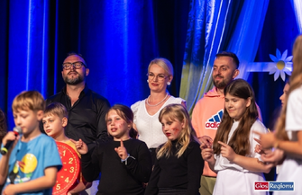 Uczniowie i nauczyciele na jednej scenie. Spektakl Zagubiony czas w wykonaniu SP2