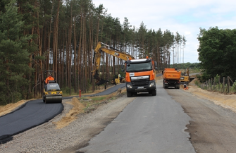Rozbudowa drogi Sława-Lipinki nabiera tempa. Ścieżka pieszo-rowerowa już niemal gotowa