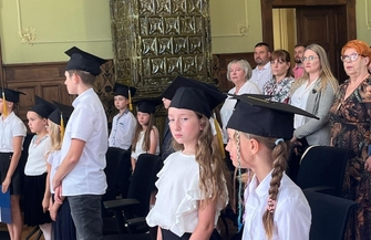 Birety poszybowały w powietrze Absolutorium Wschowskiego Uniwersytetu Dziecięcego