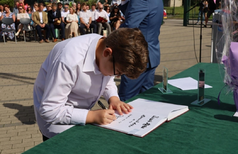 Zakończenie roku szkolnego w SP1. Burmistrz Antkowiak Życzę Wam bezpiecznych i udanych wakacji