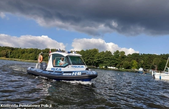 Policjanci wyliczajązasady panujące nad jeziorem. Z wodą nie ma żartów