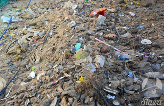 Ciężki sprzęt oczyszcza plaże po festiwalu Rap Stacja