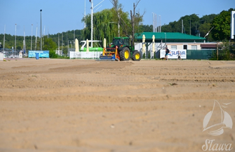 Ciężki sprzęt oczyszcza plaże po festiwalu Rap Stacja