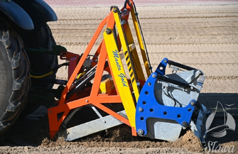 Ciężki sprzęt oczyszcza plaże po festiwalu Rap Stacja