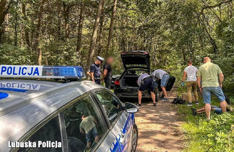 26-letni złodziej alkoholu zatrzymany. Wykręcił rękę i odepchnął pracownicę sklepu NAGRANIE Z POŚCIGU