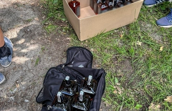 26-letni złodziej alkoholu zatrzymany. Wykręcił rękę i odepchnął pracownicę sklepu NAGRANIE Z POŚCIGU