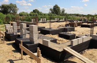 Wakacje w Kandlewie pod znakiem budowy. Powstaje nowoczesna sala wiejska