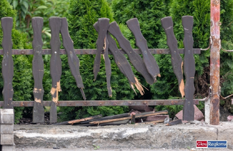 Rozbili mercedesa na ul. 55. Poznańskiego Pułku Piechoty. Kierowca i pasażerowie uciekli