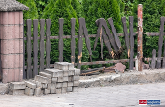 Rozbili mercedesa na ul. 55. Poznańskiego Pułku Piechoty. Kierowca i pasażerowie uciekli