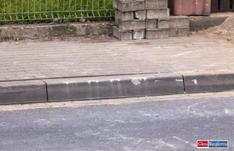 Rozbili mercedesa na ul. 55. Poznańskiego Pułku Piechoty. Kierowca i pasażerowie uciekli