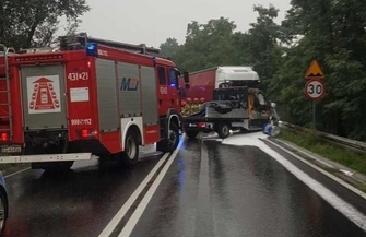 Czołówka na wiadukcie we Wschowie. Droga krajowa była zablokowana FOTO