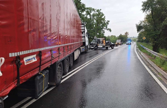 Czołówka na wiadukcie we Wschowie. Droga krajowa była zablokowana FOTO