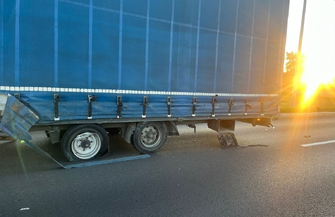 Kierowca renault zjechał na przeciwny pas. Doszło do kolizji z TIR-em