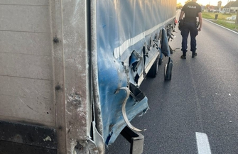 Kierowca renault zjechał na przeciwny pas. Doszło do kolizji z TIR-em