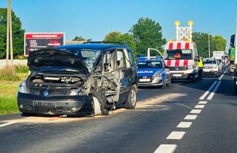Kierowca renault zjechał na przeciwny pas. Doszło do kolizji z TIR-em