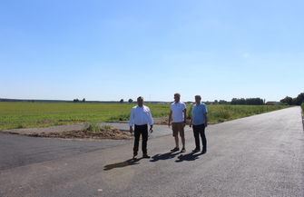 Między DębowąŁęką a OsowąSieniąwylano pierwszą warstwę asfaltu. Powstaje teżścieżka rowerowa