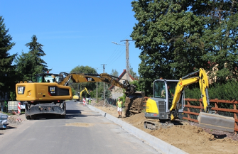 Między DębowąŁęką a OsowąSieniąwylano pierwszą warstwę asfaltu. Powstaje teżścieżka rowerowa