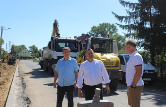 Między DębowąŁęką a OsowąSieniąwylano pierwszą warstwę asfaltu. Powstaje teżścieżka rowerowa