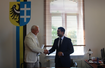 Starosta Wschowski podpisał umowę z KOWR. Bitwa Regionów na Dożynkach Powiatowo-Gminnych w Krzepielowie