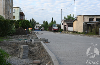 Kostka zamiast błota. Ciąg pieszo-jezdny łączący Obrońców Pokoju i Kopernika coraz bliżej