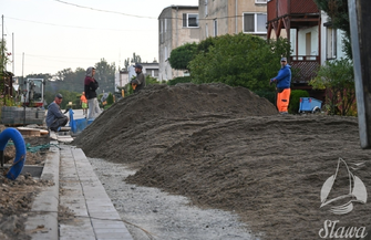 Kostka zamiast błota. Ciąg pieszo-jezdny łączący Obrońców Pokoju i Kopernika coraz bliżej