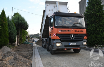 Kostka zamiast błota. Ciąg pieszo-jezdny łączący Obrońców Pokoju i Kopernika coraz bliżej