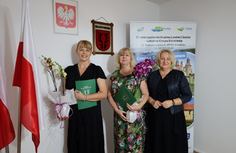 Kto poprowadzi szkołę w Jędrzychowicach a kto w Starych Drzewcach Nominacje dyrektorskie wręczone