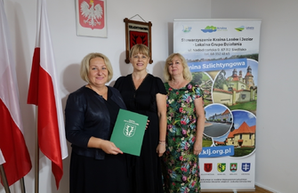 Kto poprowadzi szkołę w Jędrzychowicach a kto w Starych Drzewcach Nominacje dyrektorskie wręczone