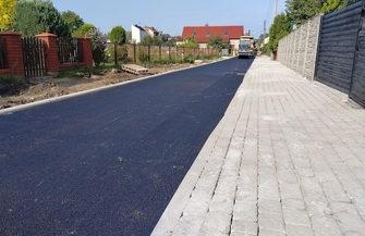 Pierwsza warstwa asfaltu na ul. Browarowej w Szlichtyngowie. Inwestycja coraz bliżej finiszu