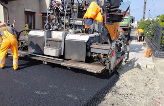 Pierwsza warstwa asfaltu na ul. Browarowej w Szlichtyngowie. Inwestycja coraz bliżej finiszu