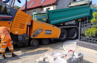 Pierwsza warstwa asfaltu na ul. Browarowej w Szlichtyngowie. Inwestycja coraz bliżej finiszu