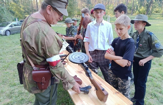 Patriotyzm szyty na miarę. Wschowscy rekonstruktorzy zbierają na mundury