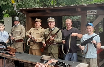 Patriotyzm szyty na miarę. Wschowscy rekonstruktorzy zbierają na mundury