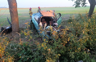 Dachowanie BMW pod Krzepielowem. Po osiemnastolatka przyleciał śmigłowiec LPR