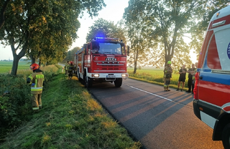 Dachowanie BMW pod Krzepielowem. Po osiemnastolatka przyleciał śmigłowiec LPR